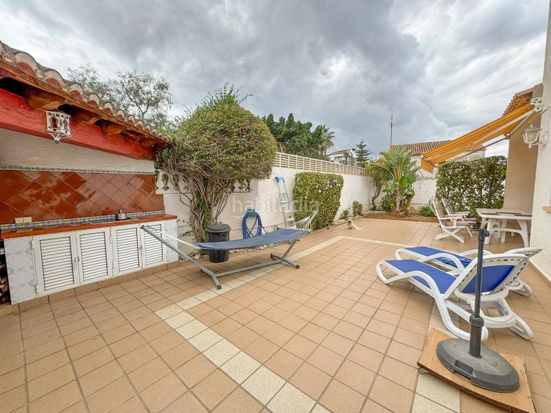 Foto 0a087617-9b99-435b-b7e5-a98198fb92a9. Casa adosada encantador chalet pareado en urbanización con piscina comunitaria a un paso del casco urbano.bienvenido a tu nuevo hogar! este her en Dénia