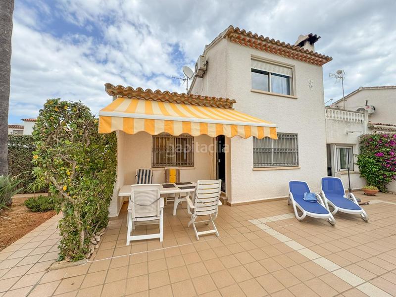 Foto 1065ad14-4861-4f3c-8716-4ecbea573a8c. Casa adosada encantador chalet pareado en urbanización con piscina comunitaria a un paso del casco urbano.bienvenido a tu nuevo hogar! este her en Dénia
