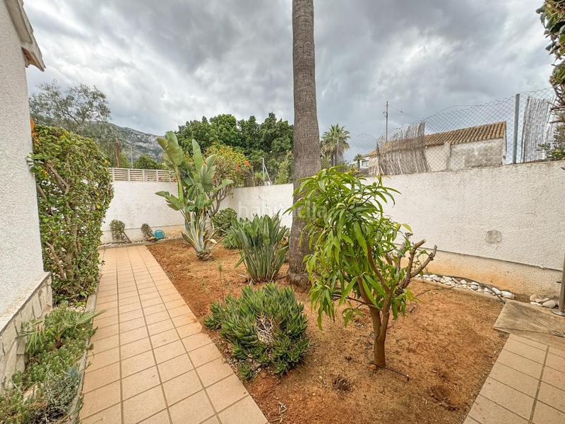 Foto 11c966c0-15fc-40e7-848d-10f12503dc21. Casa adosada encantador chalet pareado en urbanización con piscina comunitaria a un paso del casco urbano.bienvenido a tu nuevo hogar! este her en Dénia