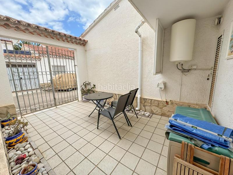 Foto 19511a3d-e4b2-4d07-ae06-b4bce581dc78. Casa adosada encantador chalet pareado en urbanización con piscina comunitaria a un paso del casco urbano.bienvenido a tu nuevo hogar! este her en Dénia
