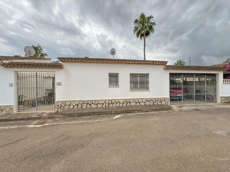 Foto 25fc9282-6619-44a7-9b44-dd91eaf60f35. Casa adosada encantador chalet pareado en urbanización con piscina comunitaria a un paso del casco urbano.bienvenido a tu nuevo hogar! este her en Dénia