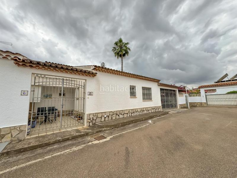 Foto 2dfd291f-0ead-455f-a912-1cbe52d3e9f4. Casa adosada encantador chalet pareado en urbanización con piscina comunitaria a un paso del casco urbano.bienvenido a tu nuevo hogar! este her en Dénia