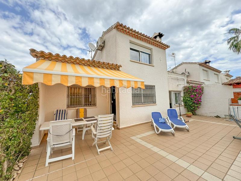 Foto 426d250c-9890-40ea-a134-4634cc9b7434. Casa adosada encantador chalet pareado en urbanización con piscina comunitaria a un paso del casco urbano.bienvenido a tu nuevo hogar! este her en Dénia