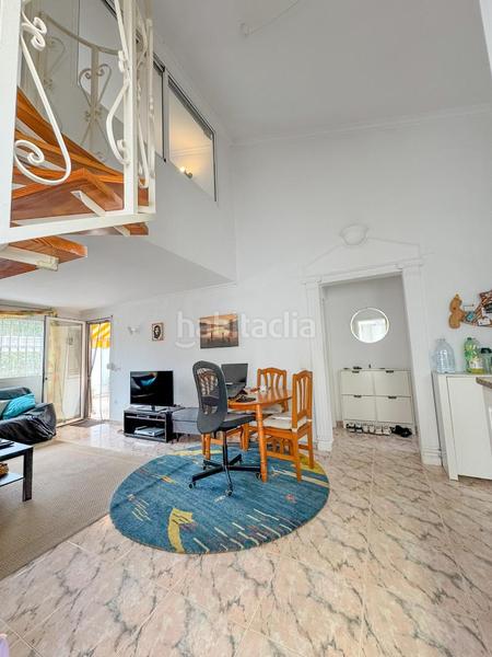 Foto 54267c70-16a9-42eb-a00a-94a048f6a0e7. Casa adosada encantador chalet pareado en urbanización con piscina comunitaria a un paso del casco urbano.bienvenido a tu nuevo hogar! este her en Dénia
