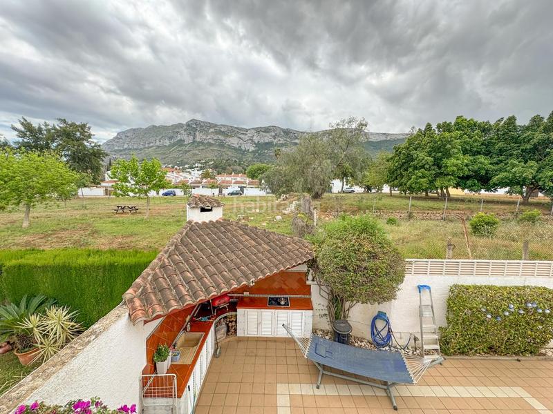 Foto 791a7327-402c-43a1-bd23-4bb2890d66f0. Casa adosada encantador chalet pareado en urbanización con piscina comunitaria a un paso del casco urbano.bienvenido a tu nuevo hogar! este her en Dénia