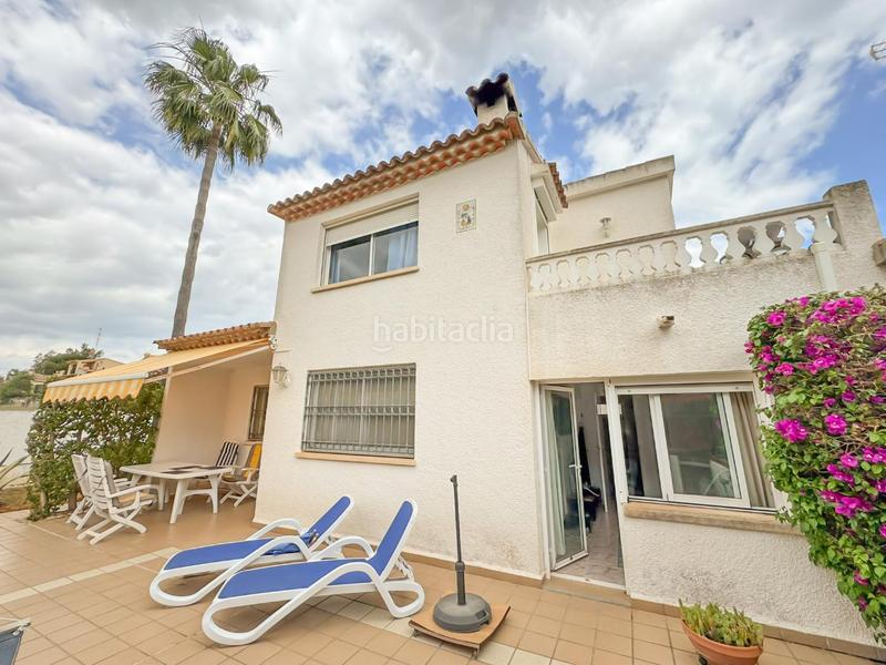 Foto 9c349d15-a40c-4057-91ec-19a264e1d35f. Casa adosada encantador chalet pareado en urbanización con piscina comunitaria a un paso del casco urbano.bienvenido a tu nuevo hogar! este her en Dénia