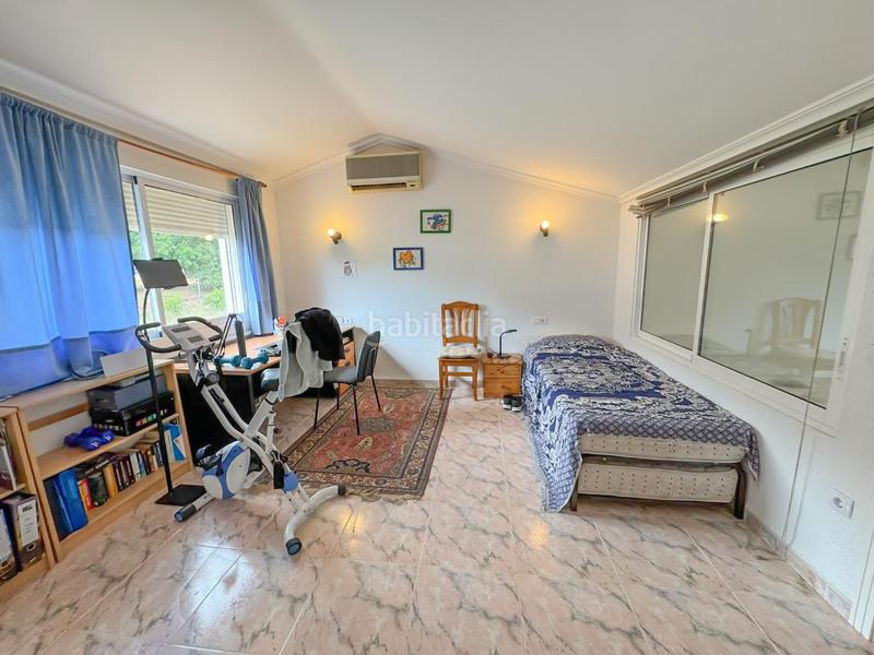 Foto a2c1471c-e982-42e5-b4e1-82e8a9f2bb26. Casa adosada encantador chalet pareado en urbanización con piscina comunitaria a un paso del casco urbano.bienvenido a tu nuevo hogar! este her en Dénia