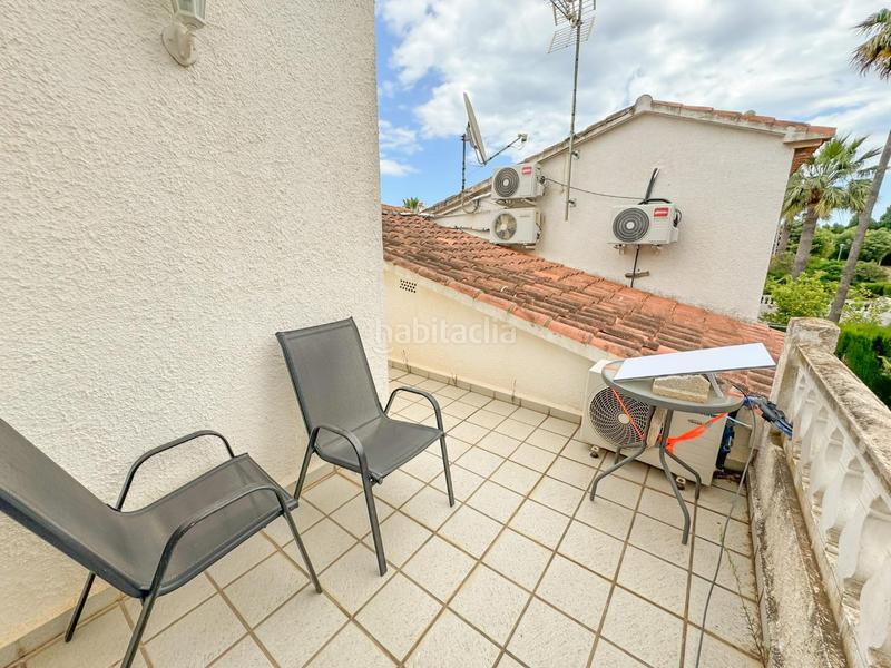 Foto bef5c6ea-8ff3-4ce0-8084-4c2b415564bb. Casa adosada encantador chalet pareado en urbanización con piscina comunitaria a un paso del casco urbano.bienvenido a tu nuevo hogar! este her en Dénia