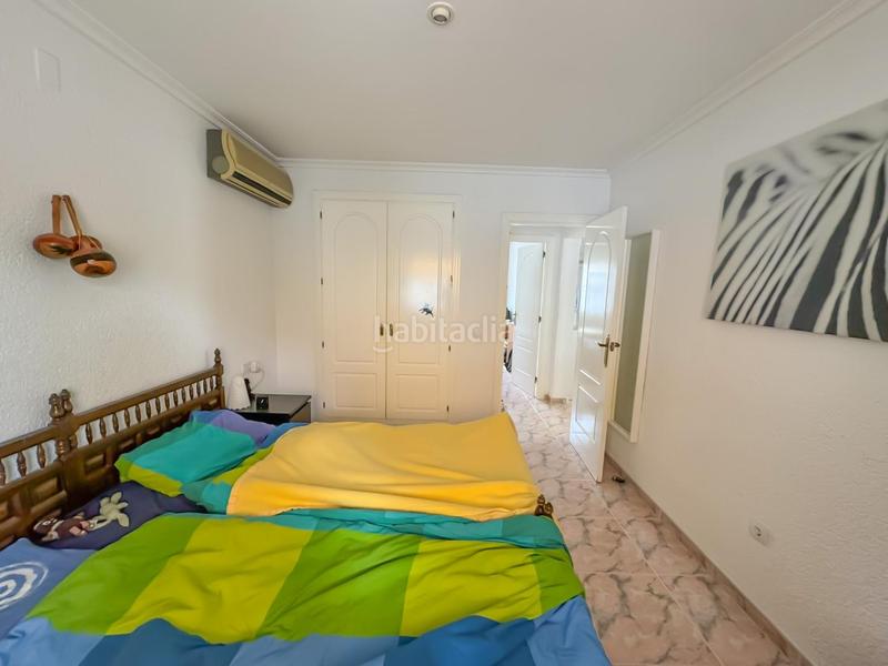 Foto cb83c4c3-7f8a-4a01-b8b0-1199ded4475d. Casa adosada encantador chalet pareado en urbanización con piscina comunitaria a un paso del casco urbano.bienvenido a tu nuevo hogar! este her en Dénia