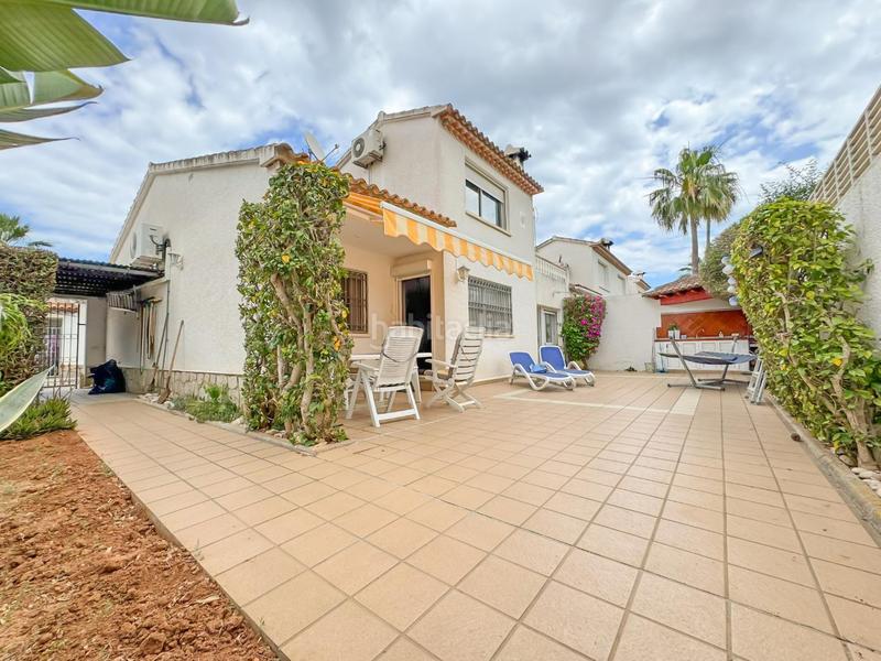 Foto da4cfe1e-d876-4e4e-a2c3-53576c0d73cb. Casa adosada encantador chalet pareado en urbanización con piscina comunitaria a un paso del casco urbano.bienvenido a tu nuevo hogar! este her en Dénia