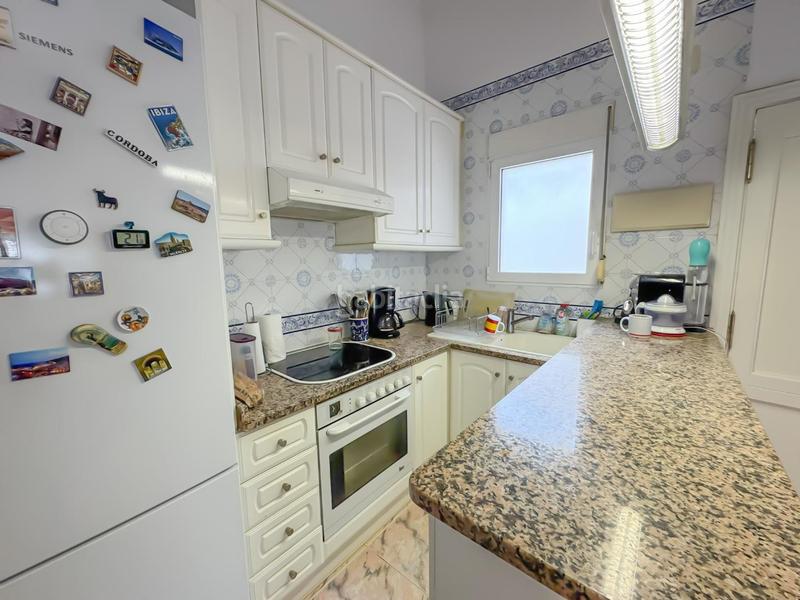 Foto e3dc0343-b67c-4085-8920-3e81f71201ce. Casa adosada encantador chalet pareado en urbanización con piscina comunitaria a un paso del casco urbano.bienvenido a tu nuevo hogar! este her en Dénia