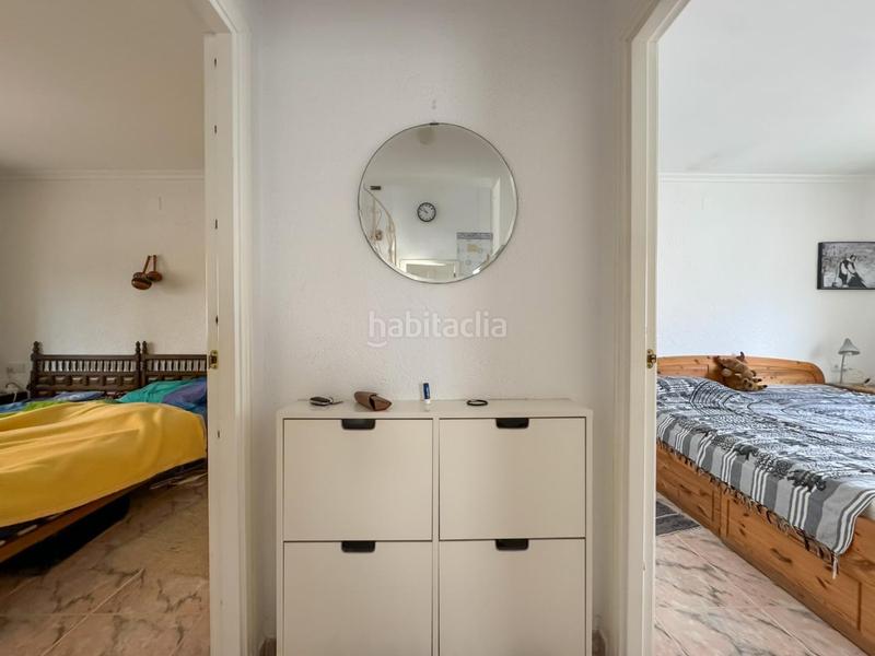 Foto e6db285d-8756-477f-ad56-bd883c6d8787. Casa adosada encantador chalet pareado en urbanización con piscina comunitaria a un paso del casco urbano.bienvenido a tu nuevo hogar! este her en Dénia