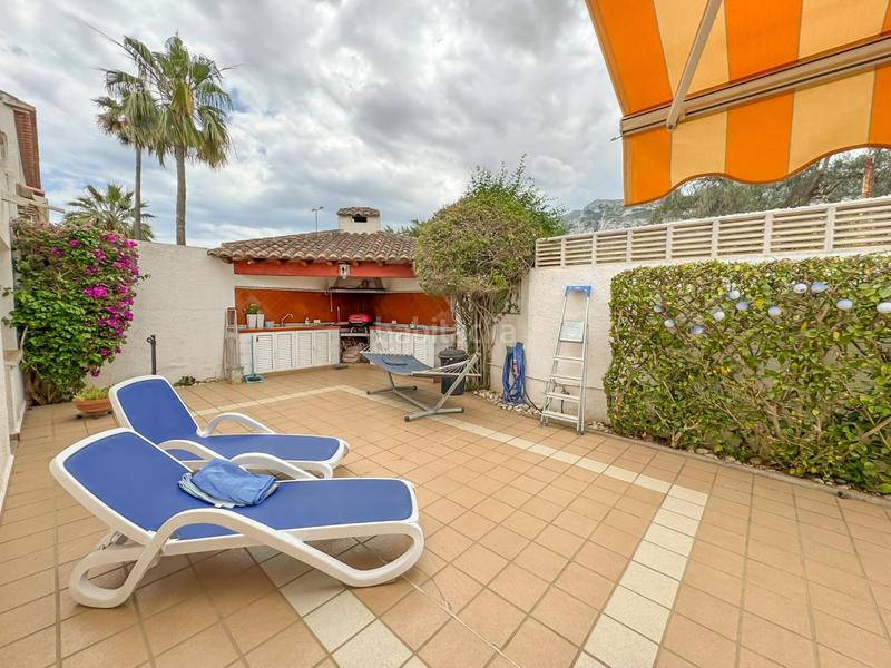 Foto ec0f0d1c-5f96-44f7-989e-51d350f07967. Casa adosada encantador chalet pareado en urbanización con piscina comunitaria a un paso del casco urbano.bienvenido a tu nuevo hogar! este her en Dénia