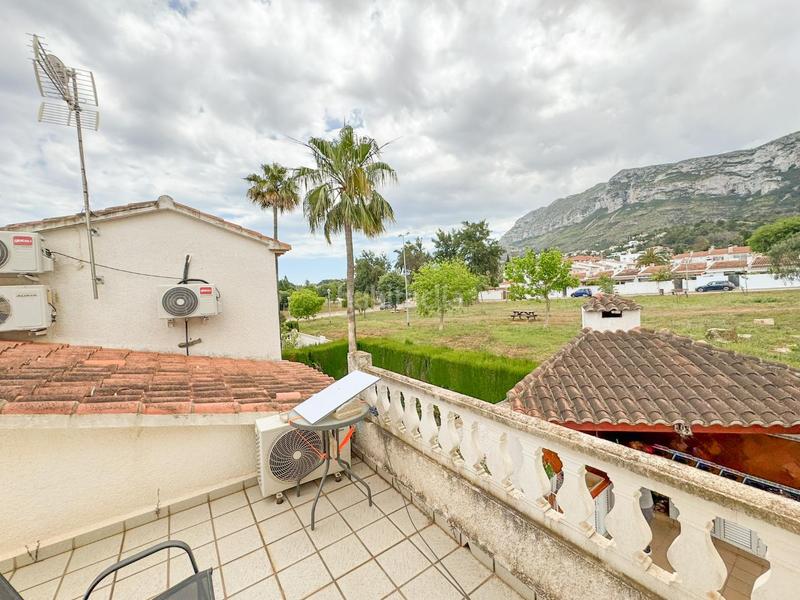 Foto f15ee7ee-301d-43a6-a848-ecfda1697444. Casa adosada encantador chalet pareado en urbanización con piscina comunitaria a un paso del casco urbano.bienvenido a tu nuevo hogar! este her en Dénia
