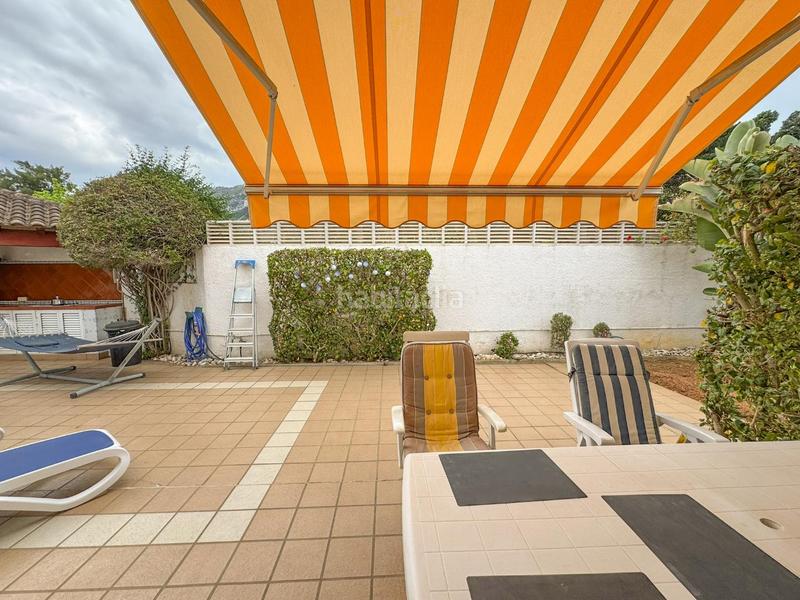 Foto f463ad4d-894c-41c1-8c8d-e8901a04c508. Casa adosada encantador chalet pareado en urbanización con piscina comunitaria a un paso del casco urbano.bienvenido a tu nuevo hogar! este her en Dénia