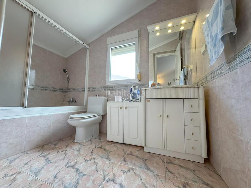 Foto f58890a1-40a5-4d56-9f5c-a3cfb02bceb2. Casa adosada encantador chalet pareado en urbanización con piscina comunitaria a un paso del casco urbano.bienvenido a tu nuevo hogar! este her en Dénia