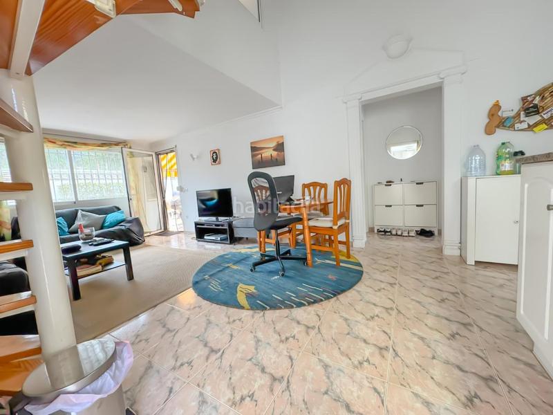 Foto f92466b8-5b76-4e37-9b38-3abfc89f10d1. Casa adosada encantador chalet pareado en urbanización con piscina comunitaria a un paso del casco urbano.bienvenido a tu nuevo hogar! este her en Dénia