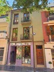 Casa aparellada a Centro Urbano. Casa con encanto en pleno corazon de denia. ideal para vivir o i