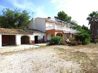Casa a Parcent. A las afueras de parcent nos encontramos con este chalet con una