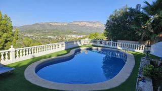 Haus in Pedreguer. Descubre este precioso chalet ubicado en la exclusiva urbanizaci