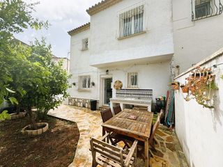 Reihenhaus in El Montgó. Fantastico adosado en calle agret zona paidos