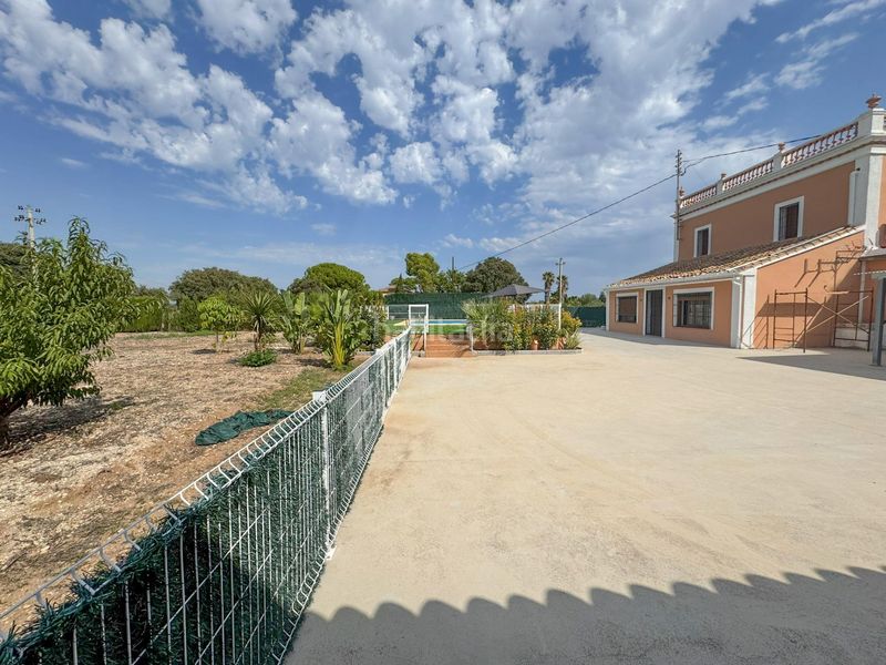 Foto 6ae1497d-2701-4833-8444-fb072ee7fe8f. Alquiler chalet alquiler anual de villa señorial con gran parcela, piscina y jardines en Ondara