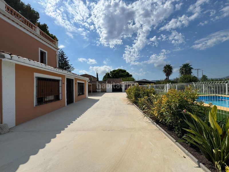 Foto b99acca2-9de4-44d8-9d41-e1b484a86b3d. Alquiler chalet alquiler anual de villa señorial con gran parcela, piscina y jardines en Ondara