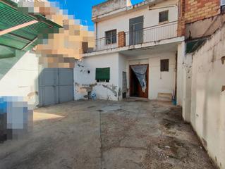 Casa a Picassent. Casa de pueblo en dos alturas con patio