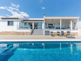 Haus in Urbanizacion pla de la lloma 12-d. Villa mirador del sol  un refugio privado con vistas costeras en