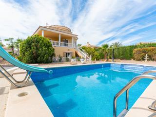 Casa a Calle limonita 5. Amplia villa mediterránea en ubicación privilegiada con licencia