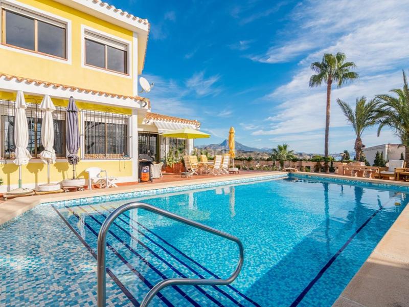 Foto 3f1d56dd-f894-4482-be46-6cc12099ab62. Casa amb piscina a Pueblo Acantilado-Lanuza Campello (el)