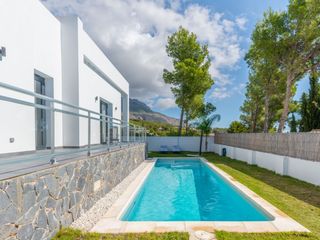 Casa in Calle garrofer el-santa clara 3. Villa 4 habitaciones venta altea