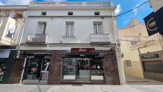 Edifici a Carrer de mar 111. Edifici amb 2 locals i un habitatge