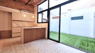 Rez-de-chausse  Carrer de santiago rusiol. Planta baixa amb pati a casagemes