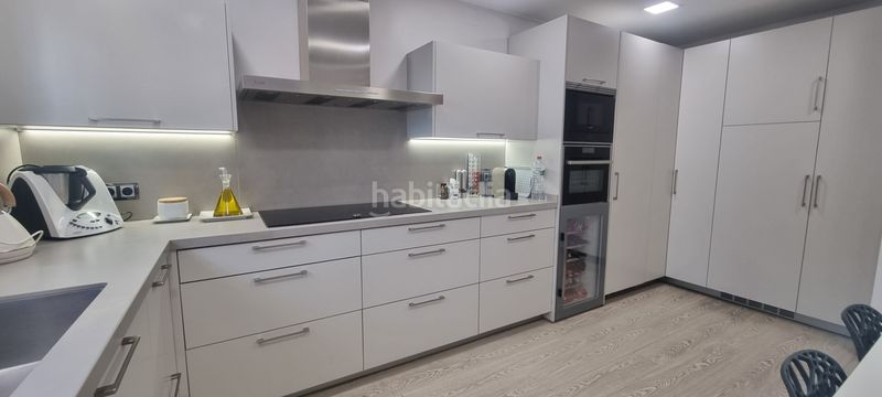 Foto 54f52979-6562-42ae-92df-816b90113492. Casa amb xemeneia calefacció aparcament a Centre Badalona