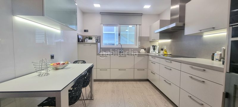 Foto 5b9fd131-ba4d-4c9f-bd00-aaebcea47091. Casa amb xemeneia calefacció aparcament a Centre Badalona