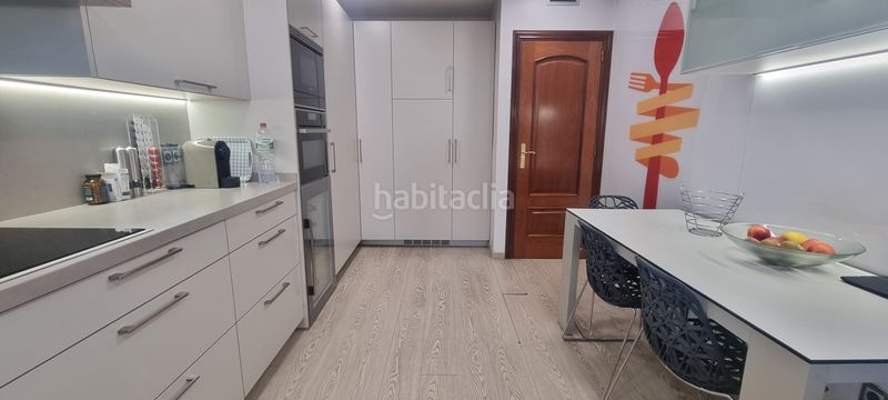 Foto c49e479d-579d-47c2-a8b4-6f6886b7528b. Casa amb xemeneia calefacció aparcament a Centre Badalona