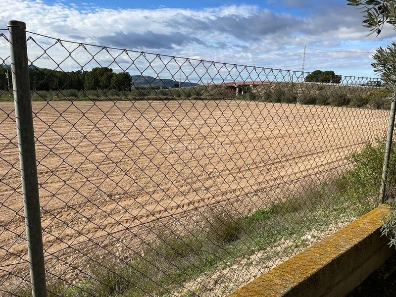 Foto c7413505-e20f-4297-ad70-5c2ee1d5697f. Casa parcela rustica junto autovia en Sax