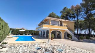 Xalet en Las Cruces. Gran chalet en venta en villena