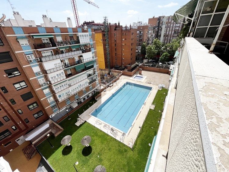 Foto 13f9be76-ca3e-4394-83a4-a553f20d7fb8. Pis amb calefacció piscina a Prosperidad Madrid