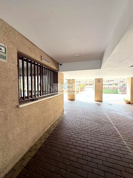 Foto f7d79101-4b21-4598-8413-3f498ccc6174. Planta baixa amb calefacció aparcament piscina a Torrejón de Ardoz