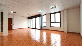 Lloguer Local Comercial a Carrer can palau 42. Can palau perfecto estado