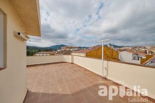 Casa adossada a Sentmenat. Casa cantonera a prop esglesia