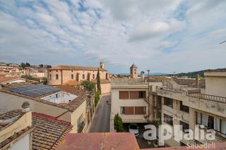 Casa adossada a Sentmenat. Casa cantonera a prop esglesia
