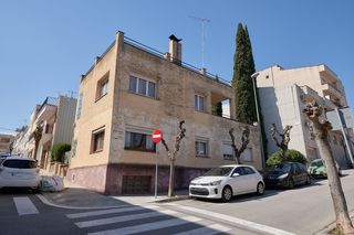 Xalet  Carrer carles riba. Oportunitat única al casc urbà de sentmenat: gran casa en bon es
