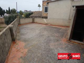 Casa  Avinguda del país valencià. Local ampli0  en muy buena zona de algemesi.