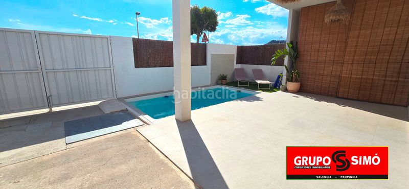 Foto 0289c53e-12da-4dcf-9423-fd94e8fc9e88. Casa adossada amb aparcament piscina a Benissanó