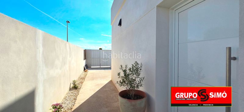 Foto 6767bdf7-4b04-4437-b7dd-aaa9cd3c0a42. Casa adossada amb aparcament piscina a Benissanó