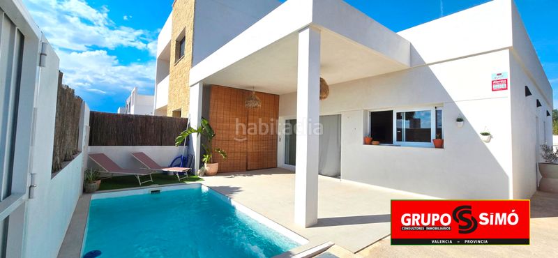 Foto d19ffb8b-9851-4c1d-ad7e-ac508bbcb435. Casa adossada amb aparcament piscina a Benissanó