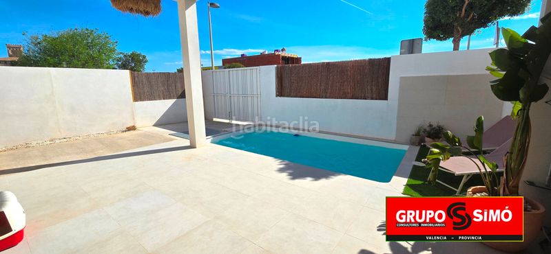 Foto f8cec319-760f-4c23-9bde-16e566541bf0. Casa adossada amb aparcament piscina a Benissanó